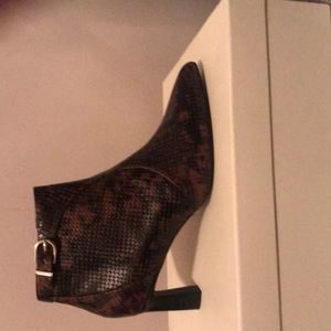 Joie Rawly Leather Embossed Ankle Boot in Rosewood Python. Size 8